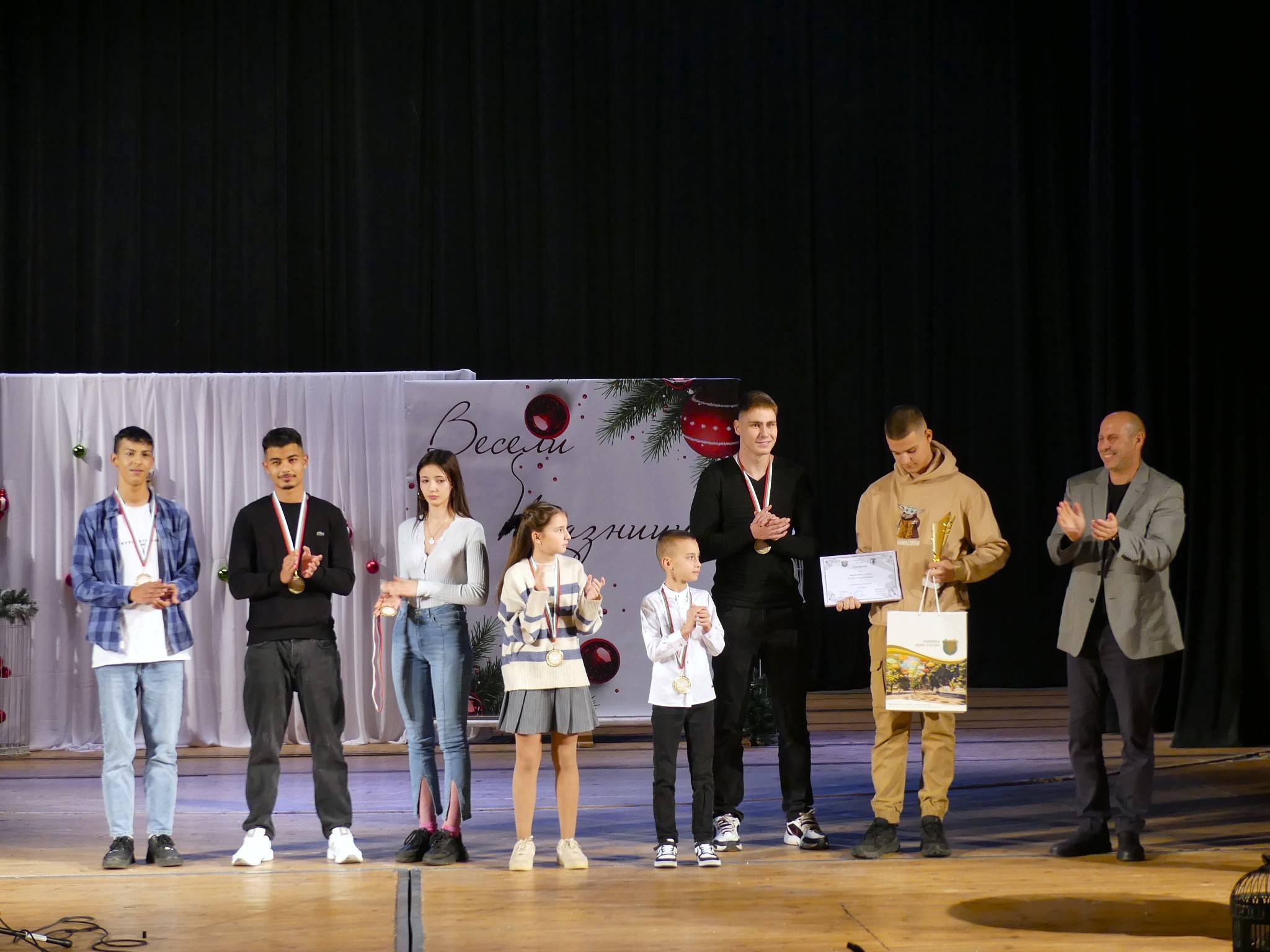 Нова Загора награди своите най-изявени ученици за 2025 година на тържествена церемония